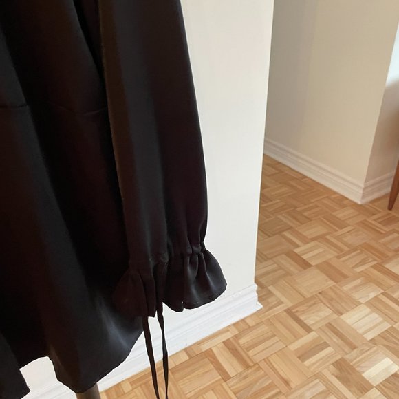 Long black blouse, long drawstring sleeves (plus-size) - Picture 7 of 8